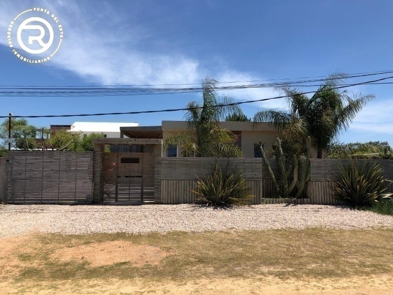 Moderna casa con piscina a pocos metros del mar 