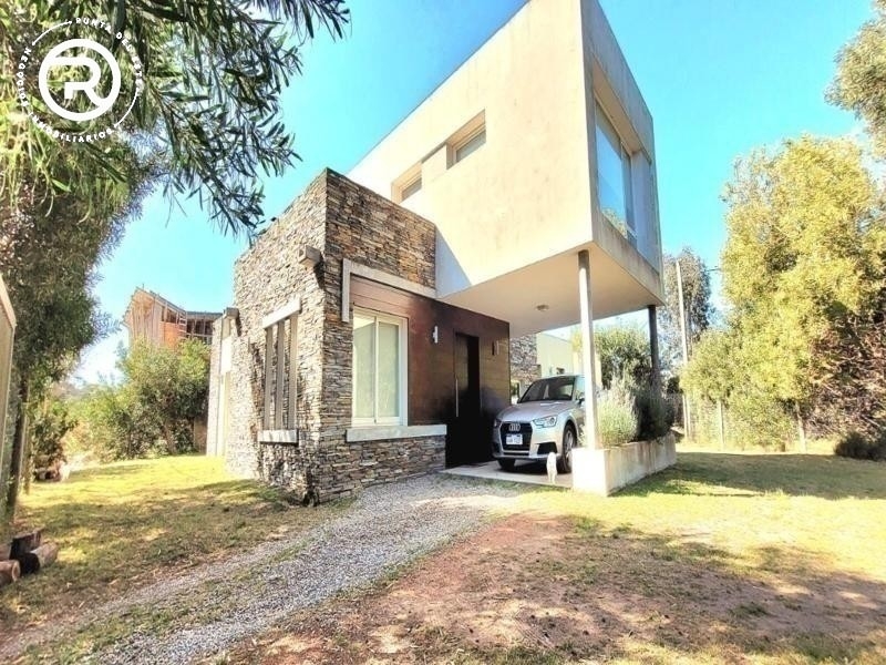 Casa moderna ubicada en barrio Marly  